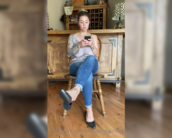 Misstinytootsies aka Misstinytootsies OnlyFans - Caught you staring in the waiting room