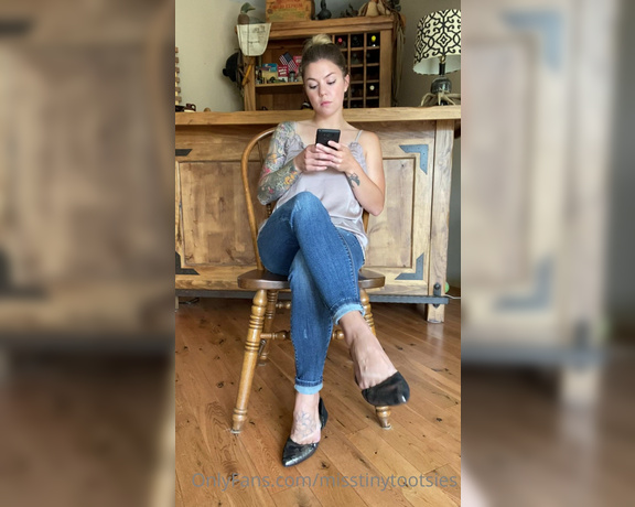 Misstinytootsies aka Misstinytootsies OnlyFans - Caught you staring in the waiting room