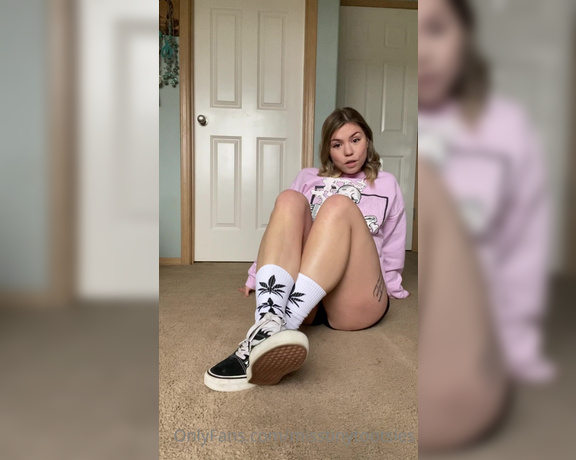 Misstinytootsies aka Misstinytootsies OnlyFans - Admit it, you’ve always had a little thing for those cute skater girls Those beat up sneakers and