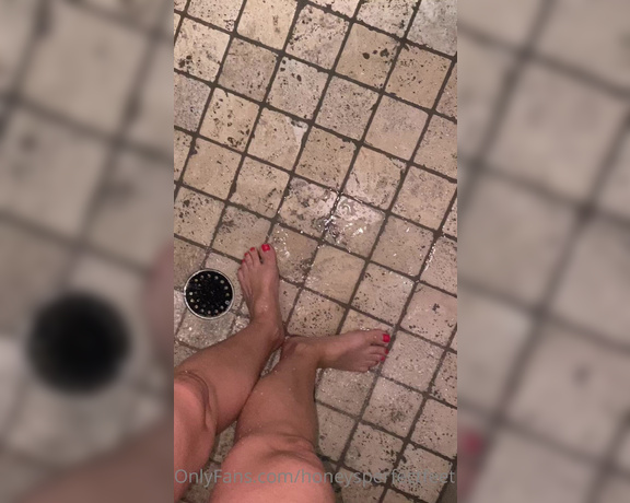 Honey Crest aka Honeysperfectfeet OnlyFans - Shower toe points