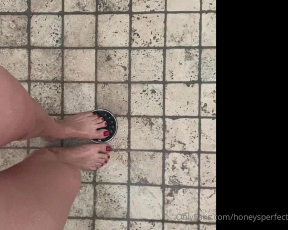 Honey Crest aka Honeysperfectfeet OnlyFans - Just washing my feet