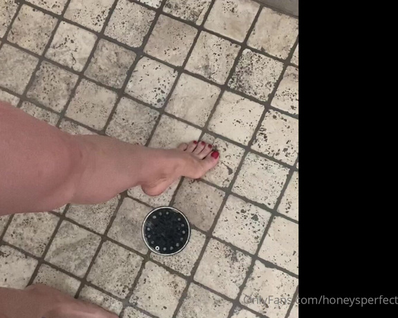 Honey Crest aka Honeysperfectfeet OnlyFans - Just washing my feet