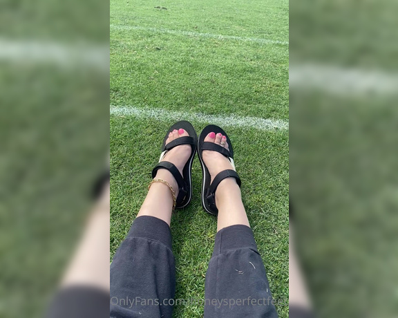 Honey Crest aka Honeysperfectfeet OnlyFans - Chipped polish soccer mom feet 1