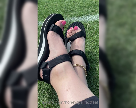 Honey Crest aka Honeysperfectfeet OnlyFans - Chipped polish soccer mom feet 1