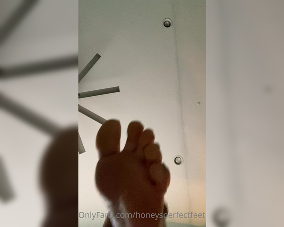 Honey Crest aka Honeysperfectfeet OnlyFans - Look at my cute feet!