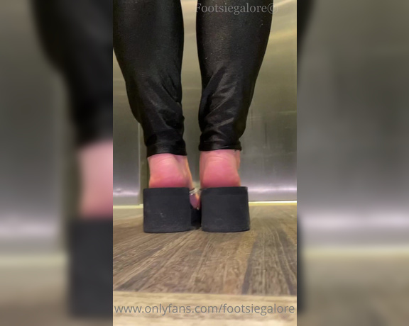 Footsiegalore aka Footsiegalore OnlyFans - Imagine bumping into me in the lift or in the hallway of your hotel