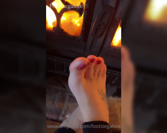 Footsiegalore aka Footsiegalore OnlyFans - Looking all hot and sexy by the fire