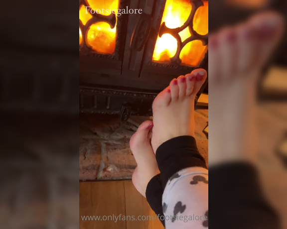 Footsiegalore aka Footsiegalore OnlyFans - Looking all hot and sexy by the fire