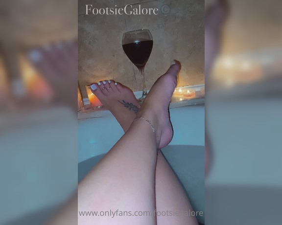 Footsiegalore aka Footsiegalore OnlyFans - Self care Sunday Steaming hot bubble baths are my favourite