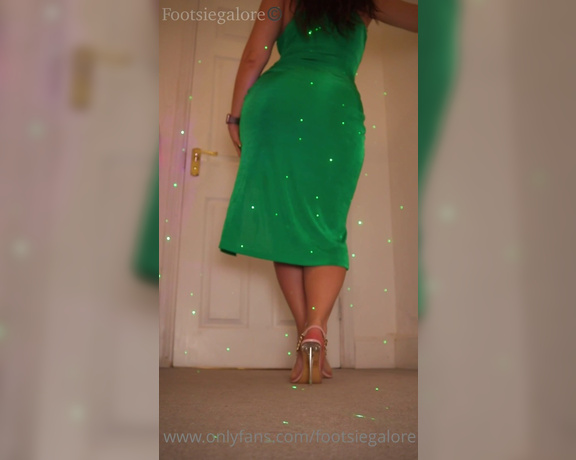 Footsiegalore aka Footsiegalore OnlyFans - HAPPY NEW YEAR!! Dancing into 2023 with these hot sweaty feet and hoping for the next year to be bet