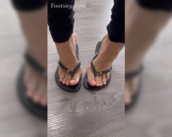 Footsiegalore aka Footsiegalore OnlyFans - NEW PEDI! Peach with chrome tips I’m all set to create some awesome new content for you all!