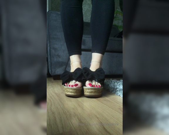 Footsiegalore aka Footsiegalore OnlyFans - Red toes and black bows! I love these cute shoes with red toes