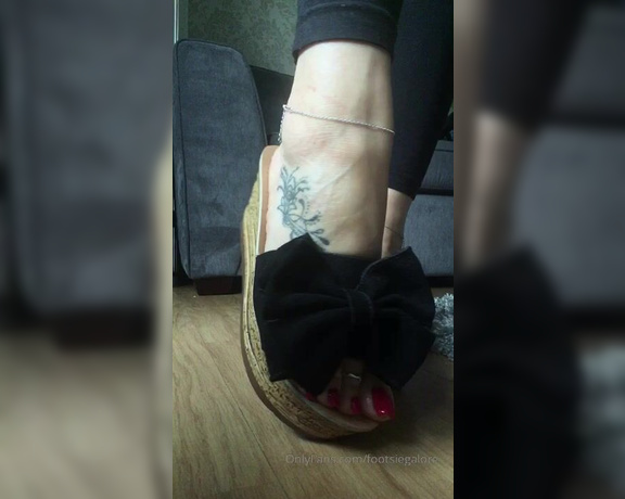 Footsiegalore aka Footsiegalore OnlyFans - Red toes and black bows! I love these cute shoes with red toes