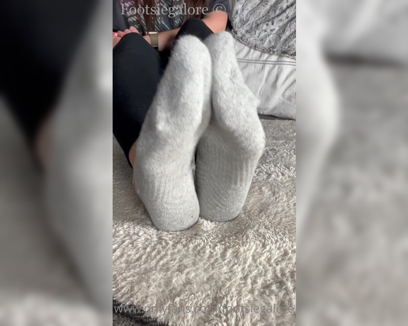 Footsiegalore aka Footsiegalore OnlyFans - Removing my socks after a long hot day, the fluff gets right between my toes, Now they just need