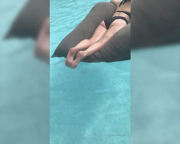 Footsiegalore aka Footsiegalore OnlyFans - Splashing about in the pool! Bikini, booty and soles