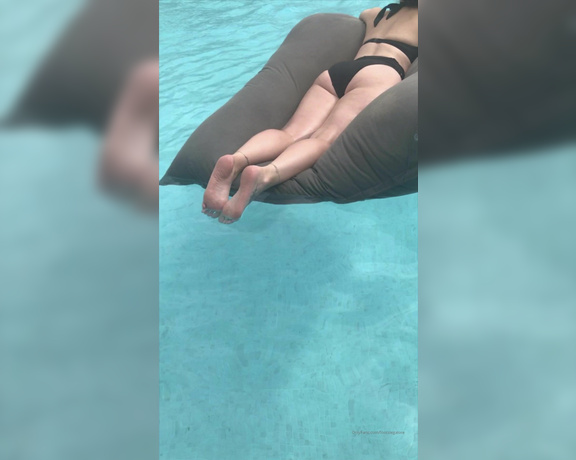 Footsiegalore aka Footsiegalore OnlyFans - Splashing about in the pool! Bikini, booty and soles