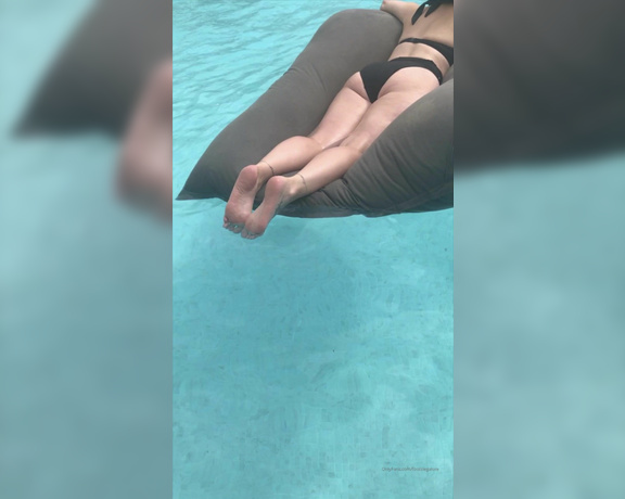 Footsiegalore aka Footsiegalore OnlyFans - Splashing about in the pool! Bikini, booty and soles