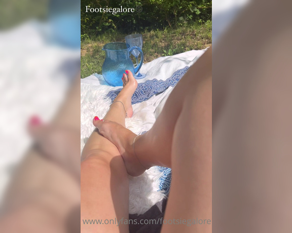 Footsiegalore aka Footsiegalore OnlyFans - Rubbing sunscreen all over my legs with my feet and then showing off my perfectly soft mouth waterin