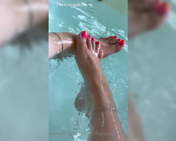 Footsiegalore aka Footsiegalore OnlyFans - Outdoor bath of dreams! I’m your boho Queen of the forest