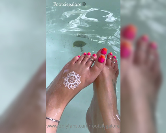 Footsiegalore aka Footsiegalore OnlyFans - Outdoor bath of dreams! I’m your boho Queen of the forest