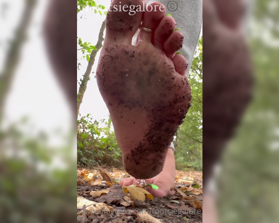 Footsiegalore aka Footsiegalore OnlyFans - Such dirty dirty soles I need some assistance after a barefoot autumn woodland walk