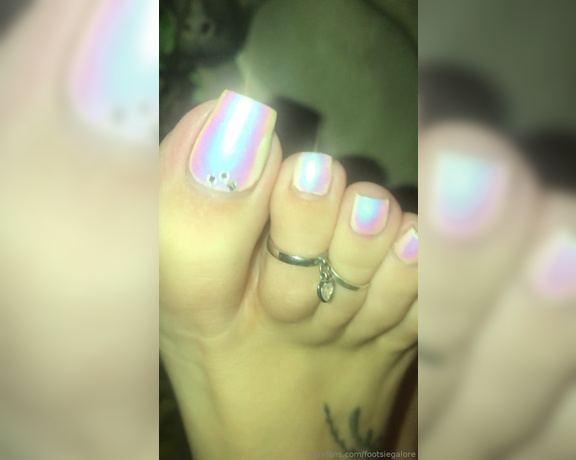 Footsiegalore aka Footsiegalore OnlyFans - What draws your eye more the crazy hotel room or these cute toes!