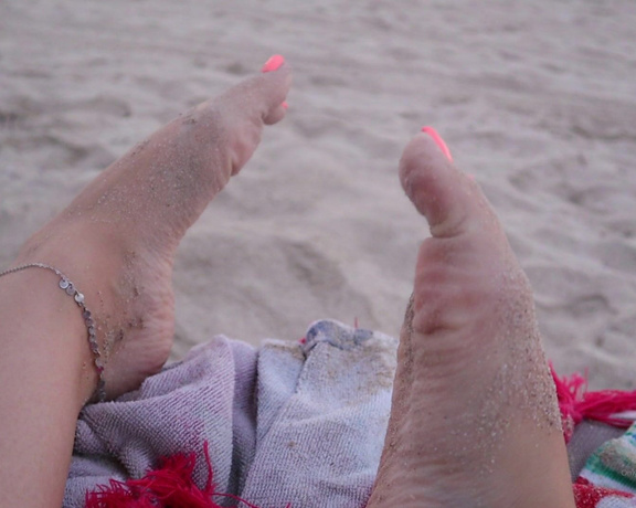 Footsiegalore aka Footsiegalore OnlyFans - Sandy soles and toes at sunrise