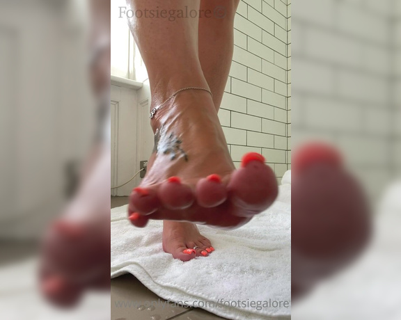 Footsiegalore aka Footsiegalore OnlyFans - Forgot to post this fresh out the shower vid! My phone is just a treasure trove of my feet