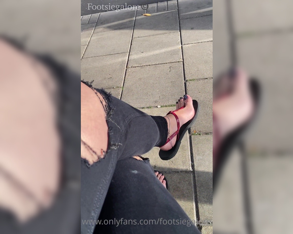 Footsiegalore aka Footsiegalore OnlyFans - Waiting for the bus and people watching Do you think anyone was watching