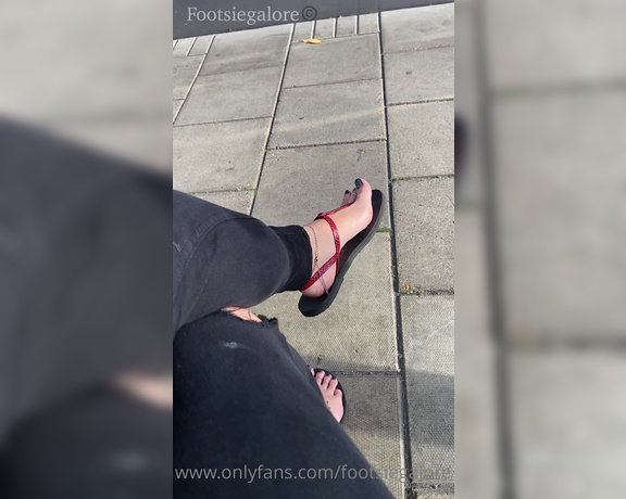 Footsiegalore aka Footsiegalore OnlyFans - Waiting for the bus and people watching Do you think anyone was watching