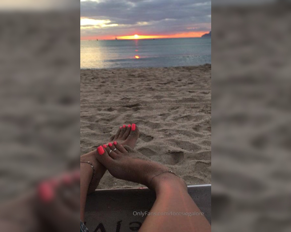 Footsiegalore aka Footsiegalore OnlyFans - I’ve never watched the sunrise from a beach before! It was breathtaking obvs captured the moment