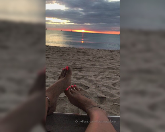 Footsiegalore aka Footsiegalore OnlyFans - I’ve never watched the sunrise from a beach before! It was breathtaking obvs captured the moment