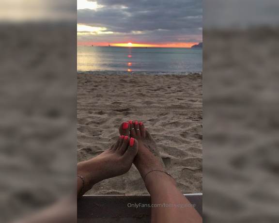 Footsiegalore aka Footsiegalore OnlyFans - I’ve never watched the sunrise from a beach before! It was breathtaking obvs captured the moment