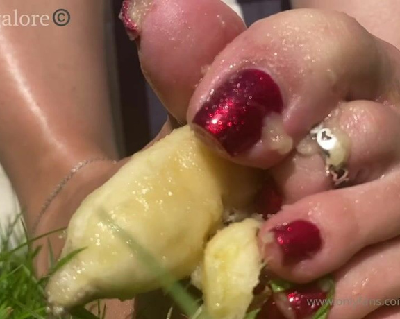 Footsiegalore aka Footsiegalore OnlyFans - Getting messy peeling a banana would you lick it off for