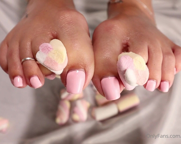 Footsiegalore aka Footsiegalore OnlyFans - Marshmallow squish! The powdered sugar covers my toes and soles, just imagine how good that would