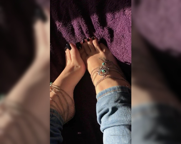 Footsiegalore aka Footsiegalore OnlyFans - Was browsing through my phone and found black toes and a sexy anklet tease vid