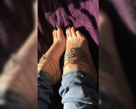 Footsiegalore aka Footsiegalore OnlyFans - Was browsing through my phone and found black toes and a sexy anklet tease vid