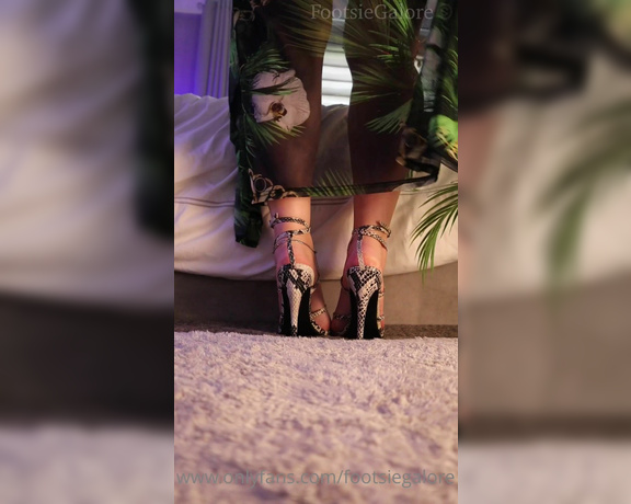 Footsiegalore aka Footsiegalore OnlyFans - Snake charmers hypnotise and leave them completely entranced! Have I got the undivided attention