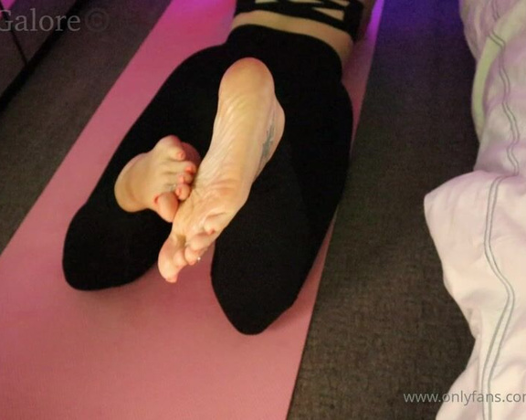 Footsiegalore aka Footsiegalore OnlyFans - Stretching these tootsies, how do you like the view