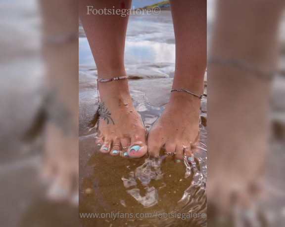 Footsiegalore aka Footsiegalore OnlyFans - Beach day!! You all know just how much I love the sand between my toes! I put blue on my toes as