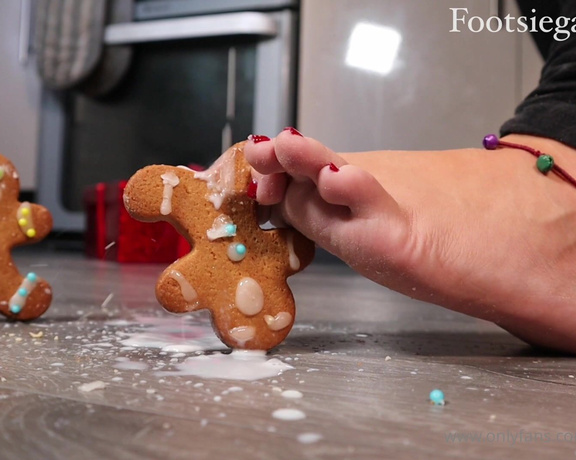 Footsiegalore aka Footsiegalore OnlyFans - Day 18 reveal! I baked these cute little ginger bread men but one of them started being naughty