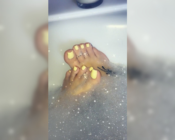 Footsiegalore aka Footsiegalore OnlyFans - Only fans exclusive! Yellow toes and soft soapy soles