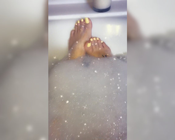 Footsiegalore aka Footsiegalore OnlyFans - Only fans exclusive! Yellow toes and soft soapy soles