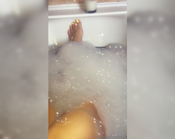 Footsiegalore aka Footsiegalore OnlyFans - Only fans exclusive! Yellow toes and soft soapy soles