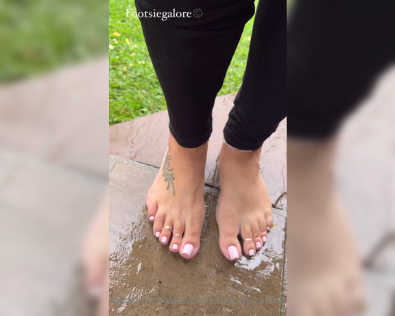 Footsiegalore aka Footsiegalore OnlyFans - Got caught out on the rain In my flip flops!! These were so slippery my feet just kept slipping out