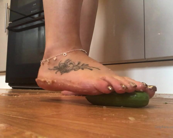 Footsiegalore aka Footsiegalore OnlyFans - A little bit of food play and crushing for you, my feel we’re already sticky from crushing a cheesec