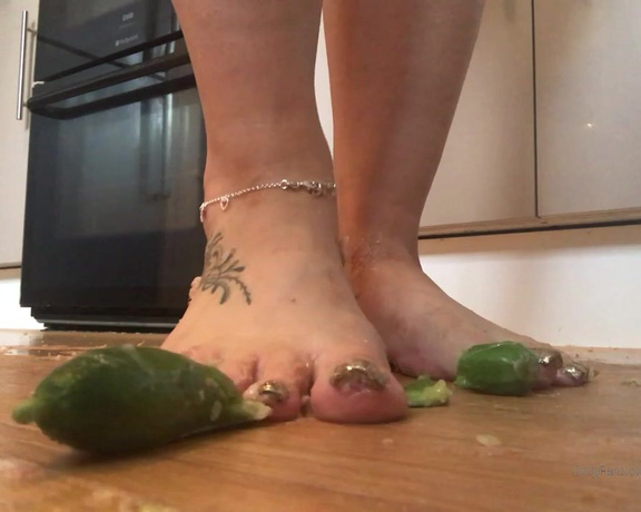 Footsiegalore aka Footsiegalore OnlyFans - A little bit of food play and crushing for you, my feel we’re already sticky from crushing a cheesec