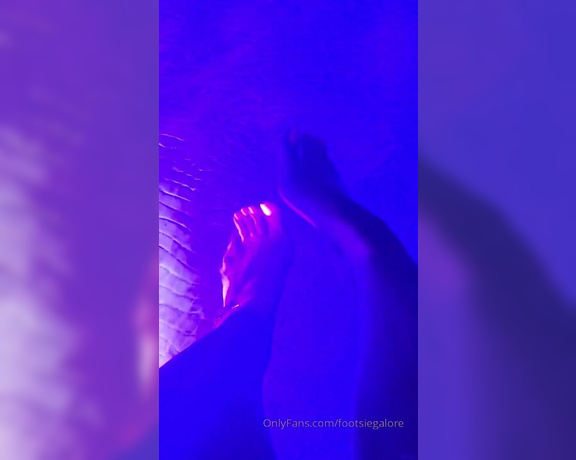 Footsiegalore aka Footsiegalore OnlyFans - NEON OVERLOAD! Cooling off my tootsies instead of watching the show last night which would you