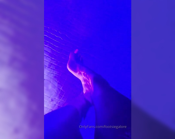 Footsiegalore aka Footsiegalore OnlyFans - NEON OVERLOAD! Cooling off my tootsies instead of watching the show last night which would you