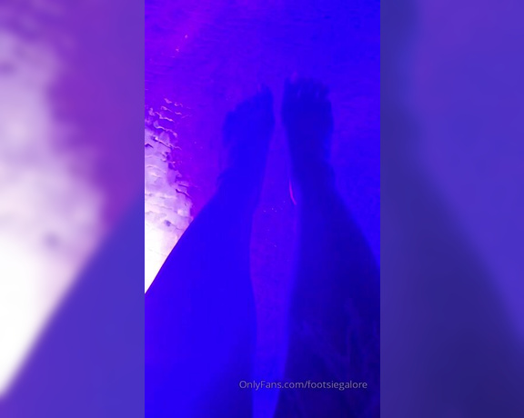 Footsiegalore aka Footsiegalore OnlyFans - NEON OVERLOAD! Cooling off my tootsies instead of watching the show last night which would you